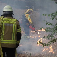 Die Feuerwehr ist beim Waldbrand im Hürtgenwald im Einsatz. Mehrere Hundert Hektar Waldfläche stehen in Flammen.