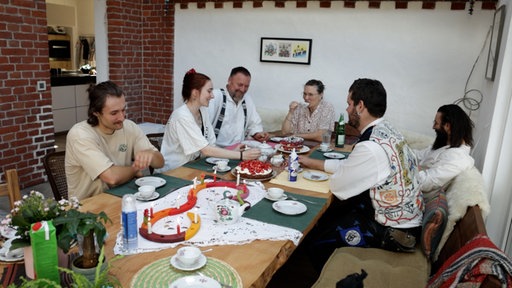 Gutwin Wandergesellen gemeinsam am Tisch