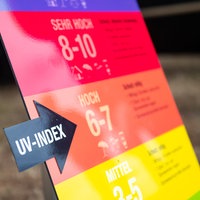 Auf einer Warntafel wird der UV-Index mittels eines Pfeil angegeben