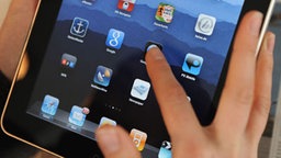 iPad Bildschirm, Hand eines Nutzers