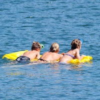 eine kleine Gruppe Schwimmer im Freibad