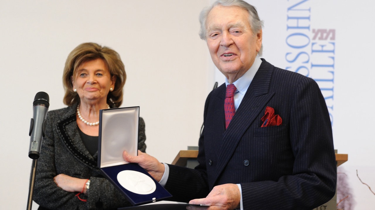 Berthold Beitz und Charlotte Knobloch, stehen im Folkwang Museum in Essen nach der Verleihung der Moses-Mendelssohn-Medaille 2010. 