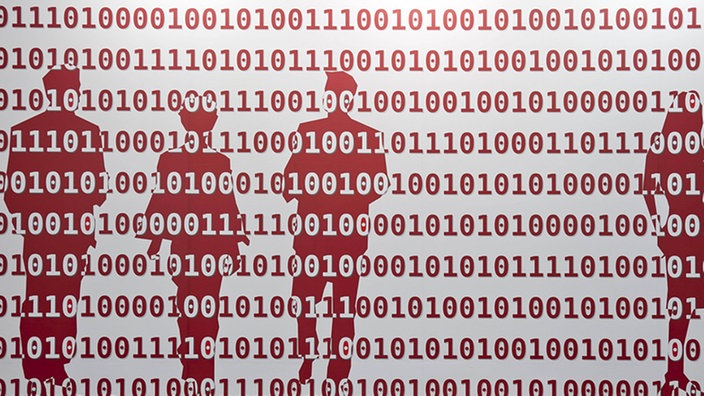 Binärcode liegt über Silhouetten von Menschen 