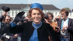 Hape Kerkeling 1991 verkleidet als Königin Beatrix vor Schloss Bellevue
