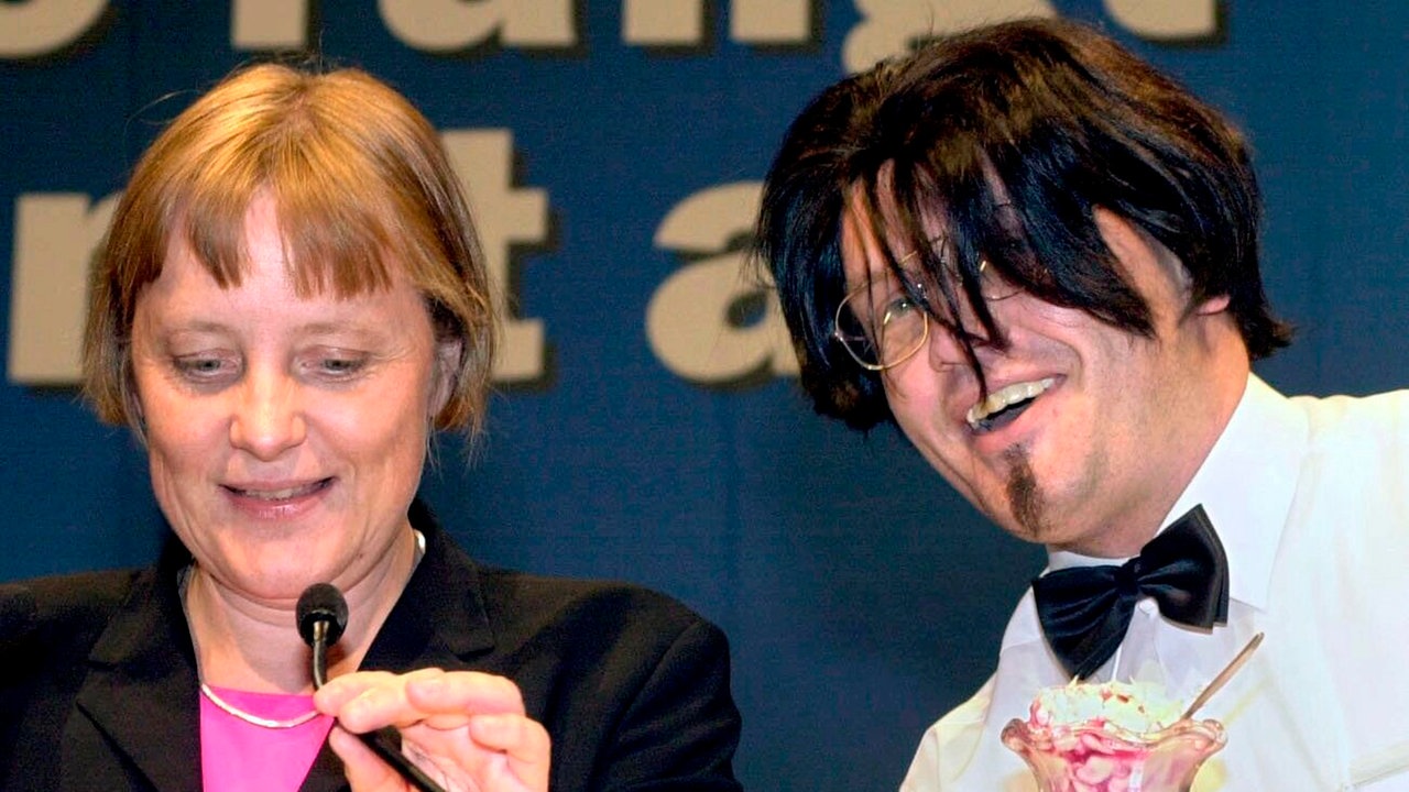 Angela Merkel und der als Kellner verkleidete Hape Kerkeling beim Landesparteitag der niedersächsischen CDU in Osnabrück