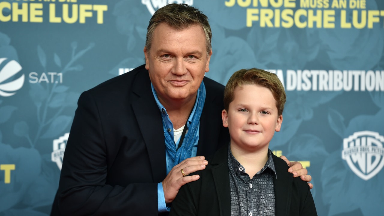 Entertainer Hape Kerkeling und Schauspieler Julius Weckauf kommen 2018 zur Premiere des Filmes "Der Junge muss an die frische Luft"
