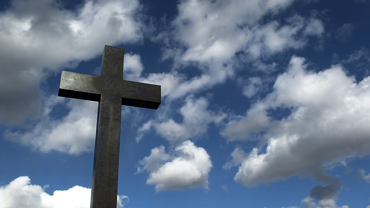 Kreuz vor bedrohlichem Himmel