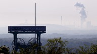Förderturm der Zeche Prosper Haniel vor Landschaft im Dunst