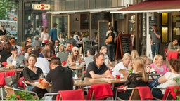 Menschen sitzen in Cafes 