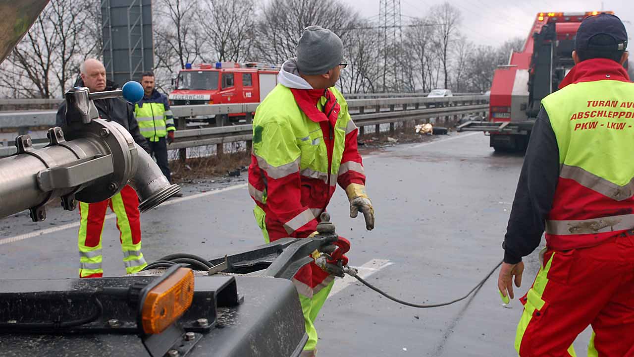 Aufräumarbeiten auf der A 57