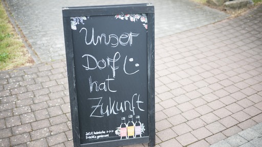«Unser Dorf hat Zukunft» auf einem Schild auf der Straße