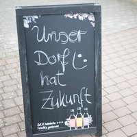 «Unser Dorf hat Zukunft» auf einem Schild auf der Straße