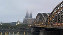 Der Kölner Dom liegt an einem Herbstmorgen im Nebel.