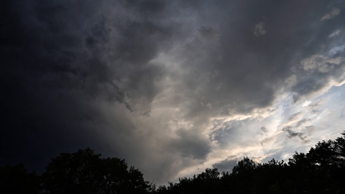 Starke Gewitterlage während einer Hitzewelle: Wolken ziehen auf, der Himmel ist dunkel.