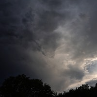 Starke Gewitterlage während einer Hitzewelle: Wolken ziehen auf, der Himmel ist dunkel.