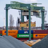 Ein Güterkran stapelt im Dortmunder Hafen Schiffscontainer übereinander