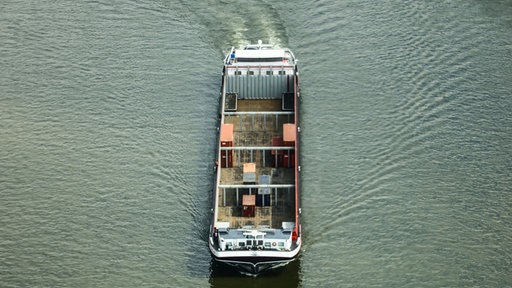 Nordrhein-Westfalen, Düsseldorf: Ein Containerschiff fährt bei Niedrigwasser mit geringer Ladung über den Rhein.