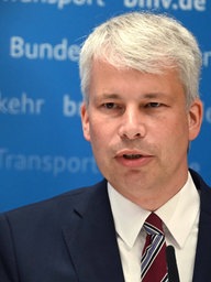 Bundesverkehrsminister Steffen BILGER waehrend der Pressekonferenz nach dem Spitzengespraech Niedrigwasser