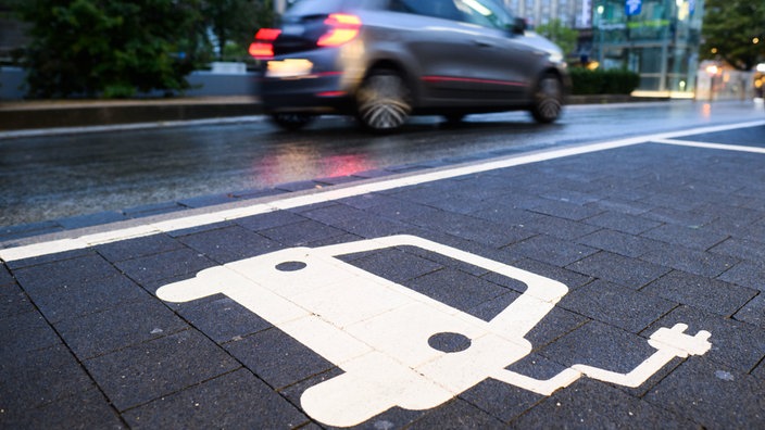 Auto fährt an Elektroladeplatz vorbei