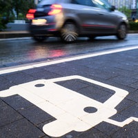 Auto fährt an Elektroladeplatz vorbei
