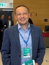 Andeas Ulbig steht in einem Hörsaal.