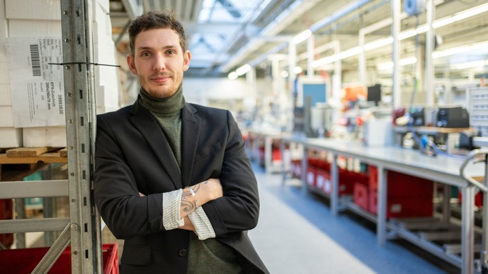 Aurel Köhler von Marantec lehnt an einem Regal in der Firma