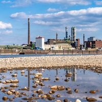 Niedrigwasser des Rheins bei Leverkusen