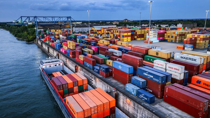 Blick auf Container am Binnenhafen Duisburg