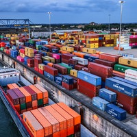 Blick auf Container am Binnenhafen Duisburg