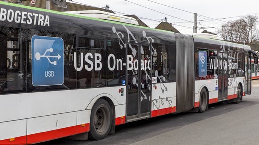 Nahverkehrsbus der BOGESTRA, Bochum-Gelsenkirchener Straßenbahnen AG, vor dem Hauptbahnhof von Herne Wanne-Eikel, Werbung für WLAN und USB-Steckdosen an Bord