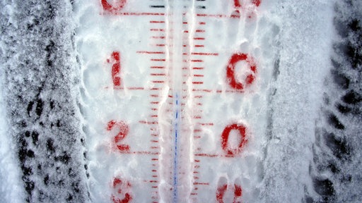 Minus 11 Grad zeigt ein vereistes Thermometer