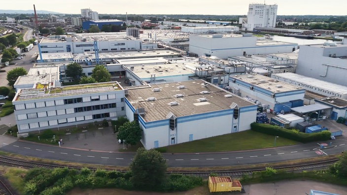 Eine Drohnenaufnahme einen großen Industrieparks.