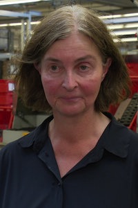 Die Geschäftsführerin von Marantec, Kerstin Hochmüller, vor der Montagestation des neuen Garagentorantriebs