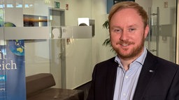 Jan Lutz Müller schaut in die Kamera und lächelt.