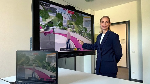 Mitarbeiterin der Reskilling Academy vor Touchscreen