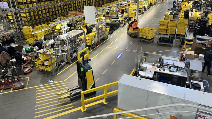 Führerloser Gabelstapler fährt durch die Werkshalle bei der IGUS GmbH in Köln