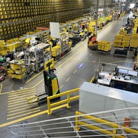 Führerloser Gabelstapler fährt durch die Werkshalle bei der IGUS GmbH in Köln
