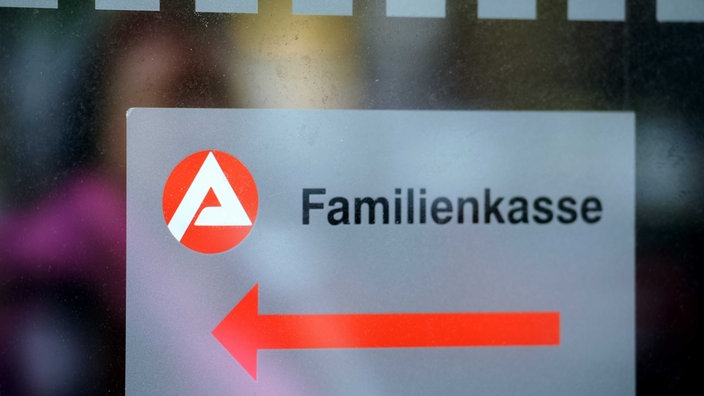 Logo von der Agentur für Arbeit, weißes A in einem rotem Kreis auf einem weißem Glas-Untergrund, auf dem "Familienkasse" steht
