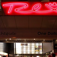 Das "Rex" Kino am Hohenzollernring in Köln von außen bei Nacht