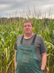 Bauer Thomas Ostendorf vor Maisfeld