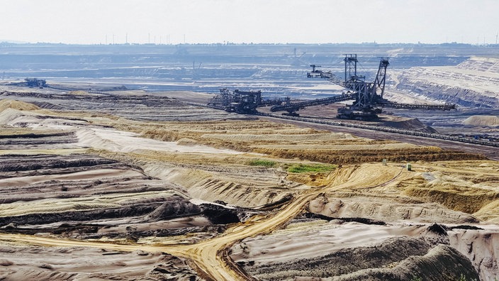 Ausblick über den Braunkohle Tagebau Garzweiler mit großem Bagger.