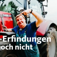 Ein Mann lehnt an einem Traktor, in der Hand ein Schraubenschlüssel. Der Text lautet "Diese Hof-Erfindungen kennt ihr noch nicht"