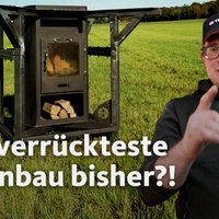 Landwirt Henning Lefert. Im Hintergrund steht eine Art Ofen auf einem Feld.