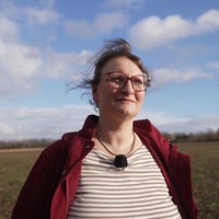 Betriebsleiterin Anne Korte steht auf einem Feld auf ihrem Hof in Petershagen