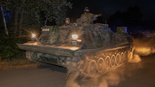 Ein Panzer fährt im Lagezentrum in Kleinhau los, um den Waldbrand im Hürtgenbach zu bekämpfen, indem er Schneisen gegen das Feuer zieht.