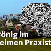 Landwirtschaftsmaschine mit einer schwarz-weißen Erlkönig-Verpackung steht auf einem Feld, darauf steht in weißen Lettern "Erlkönig im geheimen Praxistest"