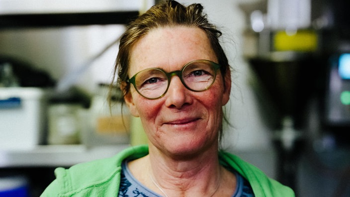 Petra Kaiser, eine Frau mit Brille und zusammengebundenen Haaren, im Portrait