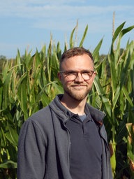 Timo Westerink steht vor einem betroffenen Maisfeld.