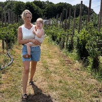 Alina Schmittgen mit Tochter Carla (3) auf einer Plantagen für Obst, das auf dem Hof Maaßen direkt vermarktet wird