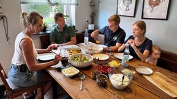 Mittagessen auf dem Hof Maaßen: Ehemann Philipp Maaßen, Landwirt Nils Feldhaus, Tochter Selina und Carla.